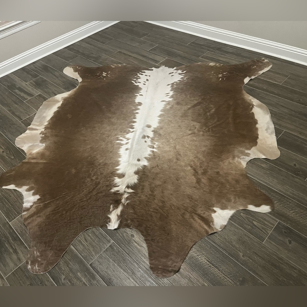 Cowhide area rug. Taupe &
White Rug is handmade & Brand New!